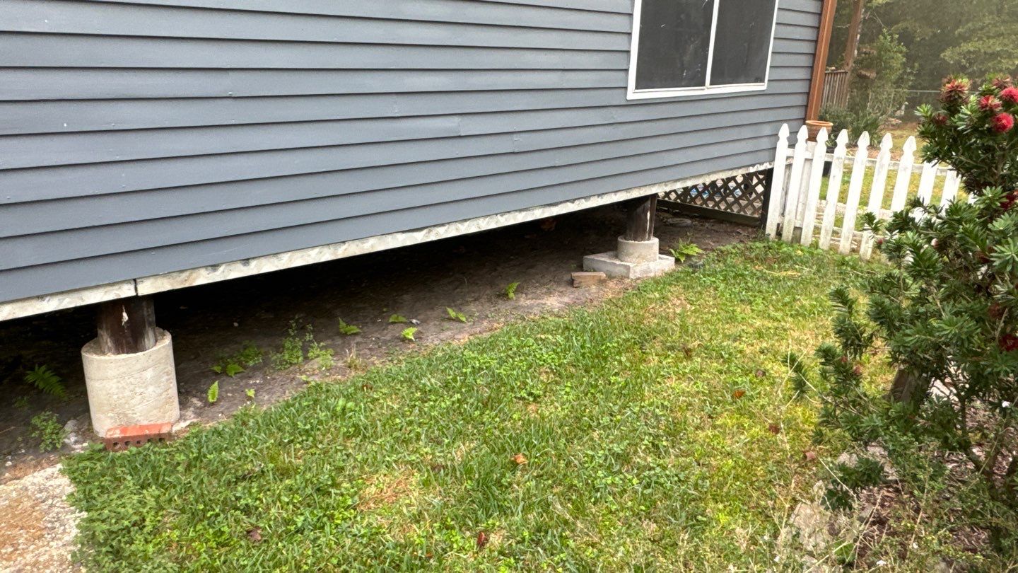A house with a white picket in front of it.